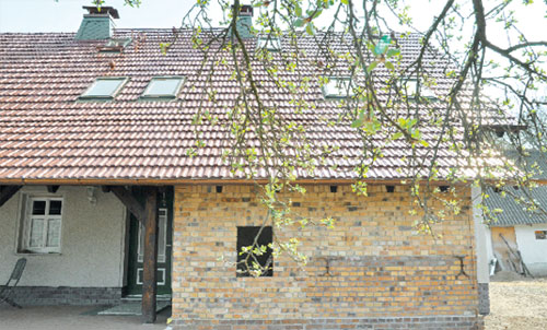 Alt und neu kombiniert: Hinter der Klinkermauer verbirgt sich ein alter Backofen. Feriengäste können ihn bald zum Kuchenbacken anheizen. Die 66 Quadratmeter große Erdgeschosswohnung ist barrierefrei, die zwei Wohnungen (40, 46 m2) darüber sind dank Fachwerk-Schrägen und ausgefallenem Grundriss sehr gemütlich