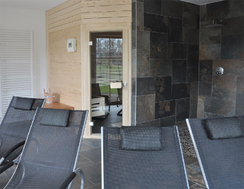 Besonderer Entspannungsort für die Gäste ist die Sauna mit weitem Blick auf typische Spreewaldnatur