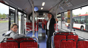 Innen gleichen die neuen Lionss City-Niederflur-Gelenkbusse von Cottbusverkehr fast aufs Haar der letzte Woche gestarteten Langläufer-Straßenbahn. Das finden auch Geschäftsführer Jörg Reincke und Pressesprecherin Nicole Petzold, die hier eines der Schmuckstücke (Kostenpunkt 320000 Euro) präsentieren. Foto: Hnr.
