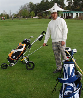 Brian Gray ist der Golflehrer des Clubs. Er bietet Einzel- und Gruppenunterricht sowie Kurse für Anfänger oder Neugierige an. Im Hintergrund das Clubhaus      Fotos: M. Klinkmüller