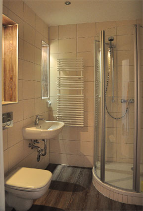 Nicht wiederzuerkennen: Das P2-Bad. Statt Badewanne wurde eine Dusche eingebaut, Toilette und Waschplatz haben mehr Platz, auch eine Waschmaschine und ein Regal passen hinein. Das mühsame Öffnen des Spiegelschrankes entfällt, die Uhr ist unterm Becken positioniert