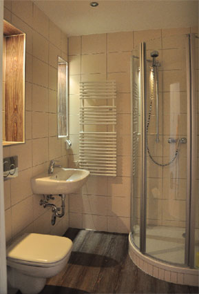 Nicht wiederzuerkennen: Das P2-Bad. Statt Badewanne wurde eine Dusche eingebaut, Toilette und Waschplatz haben mehr Platz, auch eine Waschmaschine und ein Regal passen hinein. Das mühsame Öffnen des Spiegelschrankes entfällt, die Uhr ist unterm Becken positioniert