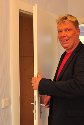 Marcus Lindscheid, Qualitätsbeauftragter der GuWo, zeigt die neuen Türen und Zargen, die die alten Metallzargen einfassen, ohne dass die Türen schmaler werden mussten. Am Montag lädt er zum Schauen ein 	Fotos: J. Ha.