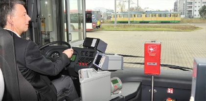 Er kann es nicht nur, er hat auch die Berechtigung dazu: Jörg Reincke lenkt den städtischen Verkehrsbetrieb und, falls erforderlich, auch mal einen Bus. In diesem Falle ist es der allerneuste, der Donnerstag in Dienst ging
