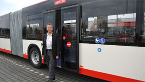 Dass die Tür hinter Cottbusverkehr-Chef Jörg Reincke nicht zuklappt, sondern sich sanft von beiden Seiten zur Mitte hin zuschiebt, verrät Buskennern, dass hier eine ganz neue Generation von Niederflur-Gelenkbussen an den Start kommt. Zwei waren’s diese Woche
