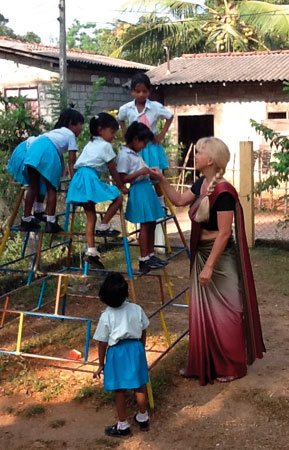 Die Döbernerin Kerstin Kluge mit Schulkindern in Sri Lanka, denen sie die englische Sprache in einem Schulprojekt vermittelte 	Foto: privat