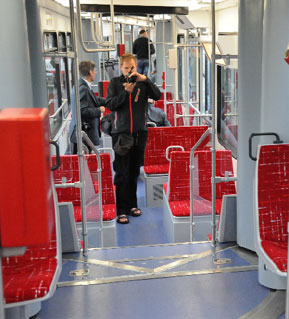 Bus oder Straßenbahn? Rote Sitze, blauer Boden, silberne Stangen, viel Transparenz - so kommen die Neuen von Cottbusverkehr angerollt. Dies ist die modernisierte Straßenbahn. Im Bus siehts ganz ähnlich aus
