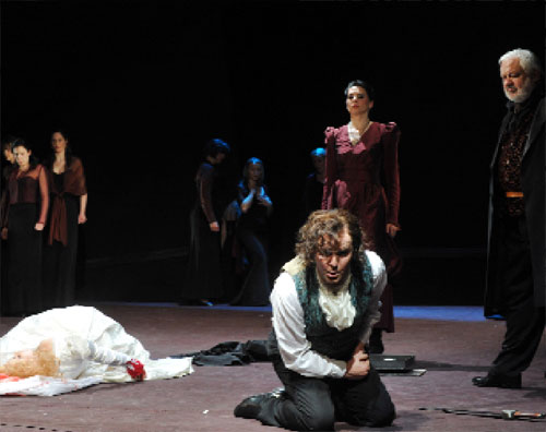 Lucia von Lammermoor: Schluss-Szene mit Jens Klaus Wilde (vorn), dem von Lord Ashton (Jacek Strauch, r.) übel hintergangenen Geliebten seiner Schwester. Hinter ihm Lucias Zofe (Marlene Lichtenberg) und Chor	Fotos: Michael Helbig