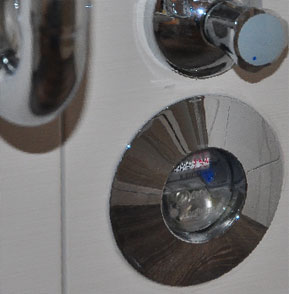 Nicht wiederzuerkennen: Das P2-Bad. Statt Badewanne wurde eine Dusche eingebaut, Toilette und Waschplatz haben mehr Platz, auch eine Waschmaschine und ein Regal passen hinein. Das mühsame Öffnen des Spiegelschrankes entfällt, die Uhr ist unterm Becken positioniert
