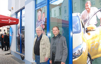 Malermeister Peter Hönisch (l.) erneuerte die Fassade der Bank im vergangenen Sommer und Thomas Neumann (r.) vom Autohaus Neumann stellt zwei Dienstwagen   	Foto: M.K.