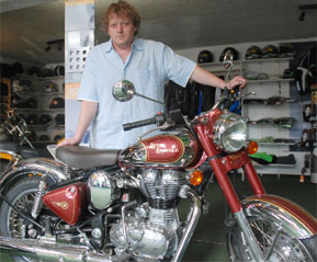 Motorradhaus-Inhaber Karsten Bullmann lässt am Merzdorfer Weg Bikerträume wahr werden         Fotos: M. Klinkm.