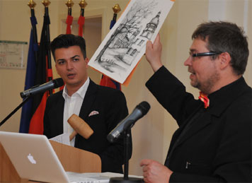 Als Auktionatoren betätigten sich Donnerstagabend im Stadthaus Museumsleiter Steffen Krestin (r.) und als Initiator der Wiederaufstellung der Stadtpromenaden-Turmuhr der SPD-Stadtverordnete Denis Kettlitz. Radierungen, Schriften, Gläser, Wimpel und andere Cottbus-Objekte brachten 720 Euro ein Foto: J.Heinrich