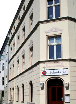 Seit fast 50 Jahren ist die Lindenklause ein Familienbetrieb. Heute lädt Gudrun Eckert ihre Gäste in den renovierten Gastraum an der Ecke zur Lausitzer Straße ein