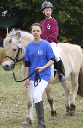 Auch die Großen von Kerwitz haben mal klein angefangen - zum Beispiel bei einem Reitertag auf dem Pony Fotos: Kerkwitz.de 