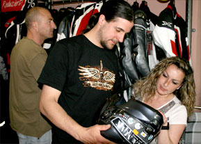 Der richtige Helm kann lebensrettend sein, weiß Billy Schlamp, Fachmann für Motorradbekleidung, Zubehör und Technik bei Wendisch-PS. Sein guter Rat hat schon vielen Zweiradfans zur passenden Ausstattung verholfen 	Fotos: BeWe