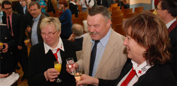 Auf 100 Jahre DRK in Spremberg stoßen die DRK-Kreisvorsitzende Brigitte Kröger, der Bürgermeister Dr. Klaus-Peter Schulze und die DRK-Kreisgeschäftsführerin Heidrun Appelt (v.l.) am Dienstag an 		Foto: M.K.