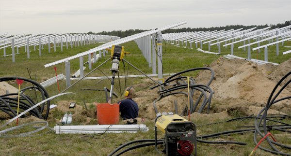 Emsig wird im Preschener Solarpark an einem neuen Solarfeld gebaut, das mit einer Leistung von 50 Megawatt zu den größten Anlagen Deutschlands gehören wird 						Foto: M. Klinkmüller