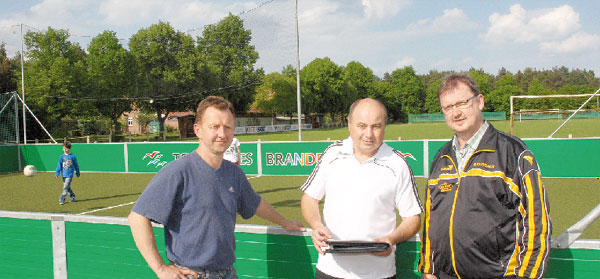 Vor dem Minispielfeld des Vereins steht der Vereinsvorsitzende Bernd Ospalek (Mitte) mit seinen Stellvertretern Andreas Glodny (li.) und Roland Kossack  		Fotos: M.K.