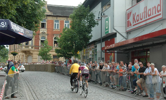 Radsport hautnah gab es im vergangenen Jahr erstmals beim Derny-Cup. Die beschauliche Promenade wurde dabei zur Rennstrecke