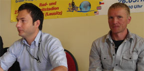 Im Forster Hof, wo Pfingstsamstag ab 19.30 Uhr die Fahrer bei der öffentlichen After Race Party zu treffen sind, fand am Montag die Pressekonferenz statt. Sprecher Frank Schneider (l.) brachte Lokalmatador Marcel Möbus mit 	Foto: M.K.