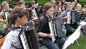 Das Akkordeonensemble der Musikschule   F: Musikschule