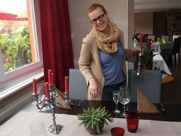 Hotelchefin Kathrin Hnyk hat ein Faible für Dekoration und legt gerne selbst Hand an. Wohnliches Parkett, Kerzen und Servietten sorgen für Gemütlichkeit im Restaurant Fotos: M.K.
