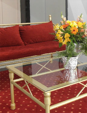 Wertig wirkt das Hotel-Foyer mit Glasvasen, Blumen und Bildern sowie gemütlichen roten Sitzmöbeln