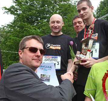 Olaf Wernicke, Vorsitzender des Stadtsportbundes Cottbus, gratuliert den erfolgreichen Teilnehmern des Citylaufs