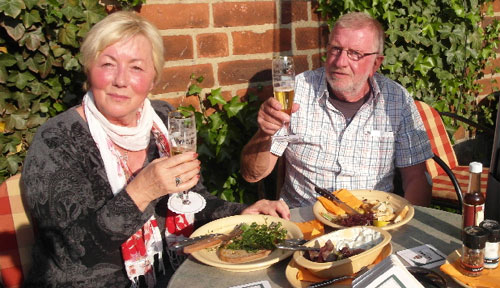 Familie Roggenbuck aus Braunschweig genießt das Bier auf der Terrasse
