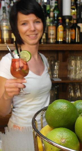 Das ideale Terrassengetränk hält die Restaurantleiterin Stephanie Richter in ihren Hand. Erdbeer-Limetten-Bowle erfrischt die Gäste neben Bier und Wein Fotos: M.K.