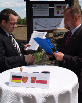 Sven Zuber, Stellvertreter des Forster Bürgermeisters und Ryszard Kowalczuk, Bürgermeister der Gemeinde Brody (v.l.) gaben den Startschuss für die Investition    Foto: hpf