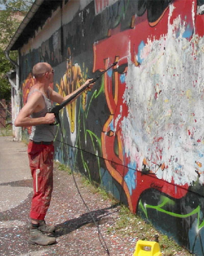Für den Graffiti-Contest zum Parkfest müssen die alten Sprüh-Kunstwerke am Park 7 weichen	Foto: M.K.