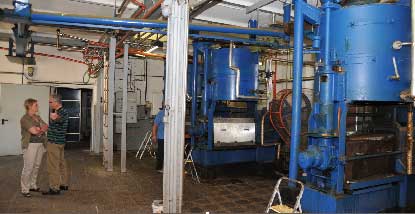 Gereinigt, gemahlen und gepresst werden in diesen Maschinen jährlich 1000 Tonnen Leinsaat