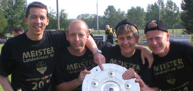 Besonderer Glücksmoment im letzten Jahr: Die erste Männermannschaft machte beim Auswärtsspiel in Krieschow den Aufstieg perfekt. Feiern konnten auch die „Macher“ Trainer Tino Kandlbinder, Co-Trainer Karsten Mattke, Physio Katharina Feige und Betreuer Jens-Peter Rudolph (v.l.)