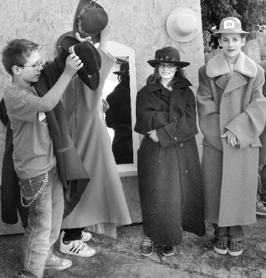 Sichtlich Spaß hatten die Schüler der Corona-Schröter- und Friedensschule beim Probieren alter Gubener Hüte und Kleidungsstücke Foto: U. Schameitat