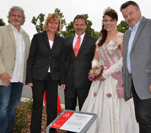 Am Kreisel wurde die Rose Das Berliner Schloss gepflanzt. Mithilfe der Sparkasse Spree-Neiße wurden in Spremberg, Döbern, Guben, Drebkau, Burg, Welzow, Peitz, Schenkendöbern, Kolkwitz und Neuhausen 4500 Rosen gepflanzt. Bei der Rose handelt es sich um eine robuste Sorte. Bei der Präsentation dabei waren in Spremberg der Rosengarten-Chef Jens Hofmann , die Spremberger Sparkassen-Leiterin Ilona Fischer, der Direktor der Sparkasse SPN Reinhard Lehmann, die Rosenkönigin Romy Rust sowie Sprembergs Bürgermeister Dr. Klaus-Peter Schulze Foto: Sparkasse Spree-Neiße