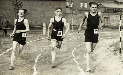 Teilnahme der damaligen Sportler aus Groß Gaglow an einem Sportfest in Drebkau im Jahr 1929. Namen von links: Walter Hermann, Ernst Lehmann und Nowka