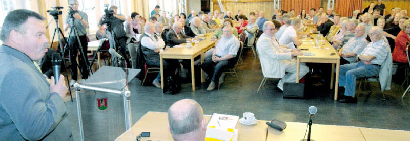 Von einer wahnsinnigen Herausforderung sprach der Spremberger Bürgermeister Dr. Klaus-Peter Schulze (l.), um den Erzbergbau zur Genehmigung zu bekommen. In Polen sah er, welche Wirtschaftskraft der Abbau entfalten kann und ist zuversichtlich, da für die Energiewende viel Kupfer benötigt wird (ein großes Windrad braucht 30 Tonnen Kupfer)        Foto: M.K.