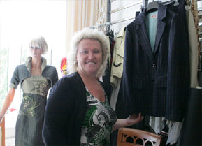 Damen-Maßschneiderin Doris Hanske fertigt alle Kleider und Kostüme nach eigenen Entwürfen. Dabei können ihre Kundinnen aus einer großen Stoffauswahl wählen