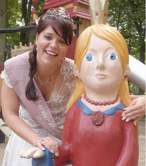 Ein Jahr regierte Romy I ihr Forster Rosenreich und bekam bereits am 2. Juni mit Dornröschen auf dem Spielplatz hoheitliche Konkurrenz