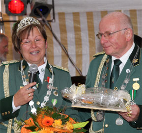 Heidi Gruneisen-Schiemann hatte es beim Schützenfest 2011 geschafft, dass statt einem Schützenkönig eine Schützenkönigin gekrönt wird. Vereinspräsident und Kronprinz Rainer Schiemann (r.) gratuliert 	Foto: Schützengilde Peitz