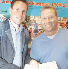 Keine leichte Kost, meint Radsportstar Robert Bartko (l.) beim Blick in die Starterliste. Jens Fichte vom RK Endspurt 1909 schmunzelt und garantiert Stimmung pur  in den Cottbuser Nächten