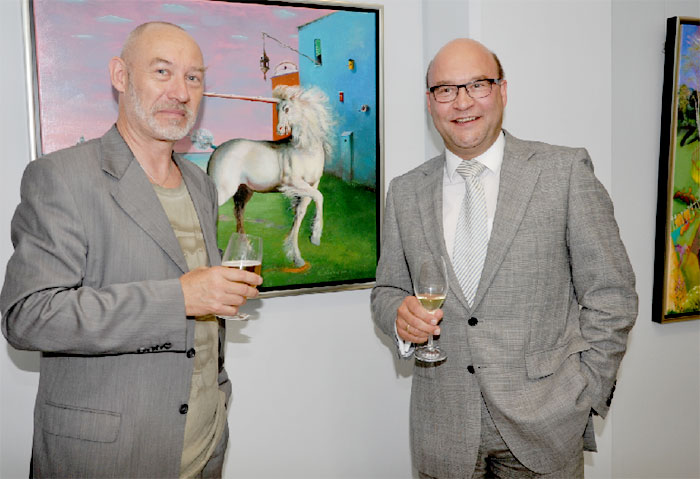 Vattenfall-Personalvorstand Michael von Bronk (r.) bewundert seit Jahren die Kunst von Roland Nicolaus, der vor 20 Jahren erster Träger des Energie-Kunstpreises der VEAG wurde. 