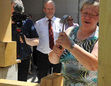Mit genau zwölf Schlägen versenkte Brigitte Kröger gestern den Richtnagel in die Balkenstirn des künftigen DRK-Pflegezentrums - das bedeutet: Zwölf gute Monate in jedem Jahr in diesem schönen Haus. Aufmerksam verfolgt Beigeordneter Hermann Kostrewa den spannenden Vorgang, der mit allgemeinem Beifall endet                                   Fotos: J. Heinrich
