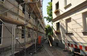 So eng und anheimelnd wird es wieder in der Kleinen Johannesgasse. Die alte Stadt Spremberg bekommt allmählich den Charakter einer wirklichen Stadt zurück, der durch den Krieg und danach die Jahre des Sanierungsstaus Schaden genommen hatte