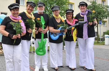 Als lustige Luftgitarren- und Playback-Nummer sind die NanuNanas, allesamt AWO-Mitglieder, in der Lausitz-Region unterwegs und erfreuen vor allem älteres Publikum. Diese Woche haben Brigitte Neugebauer, Karin Herrmann, Bernd Neugebauer, Rosi Budnowski, Anke Jurack und Ramona Müller (Jürgen Budnowski fehlt im Bild, er hat die Disko-Regler bedient) in einer Cottbuser AWO-Wohnanlage für prächtige Sommerfest-Stimmung gesorgt. Wo Nanu-Nana angekündigt wird, lohnt sich immer ein Besuch. Auch beim Parkfest in der Platanenstraße am kommenden Sonnabend sind die Sieben zu erleben Foto: J. Heinrich