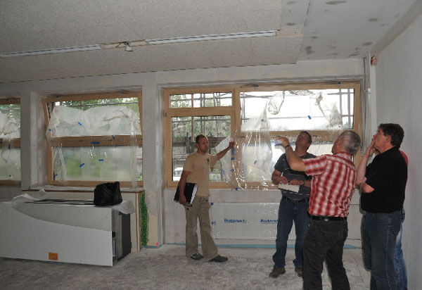 Im Musterraum wird jede Detaillösung zwischen Planern und Gewerken besprochen. Links im Bild die Lüftungstruhe, die unterm Mittelfenster Platz findet
