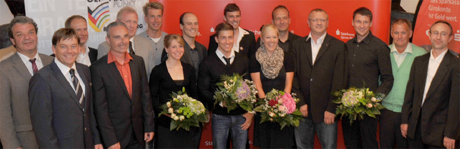 Herzlich verabschiedeten diese Woche Oberbürgermeister Frank Szymanski und Ralf Braun als Cottbuser Repräsentant der Deutschen Olympischen Gesellschaft (von l.) Aktive und Trainer zu Olympia London. Nominiert sind Maximilian Levy, Roger Kluge, Trixi Worrak, Nikias Arndt, Madeleine Sandig und Stephanie Pohl im Radsport, Philipp Boy im Turnen und Thomas Schneider und Antje Möldner-Schmidt für Leichthatletik     Fotos: J.H.