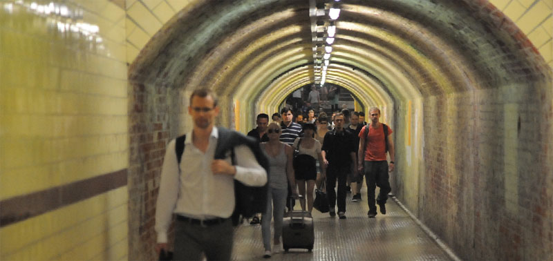 Die später „Spreewaldtunnel“ getaufte Unterführung der nördlichen Bahngleise ist 1888 als Verbindung vom Hauptbahnhof zur Stadt geschaffen worden. Während der Planung war das Empfangsgebäude der Cottbus-Großenhainer Eisenbahngesellschaft noch in Betrieb, bei Tunneleröffnung aber nicht mehr.  Dafür bekam die Stadt 1899 den Bahnhof der Spreewaldeisenbahn in der heutigen W.-Külz-Straße        Fotos: J. Heinrich