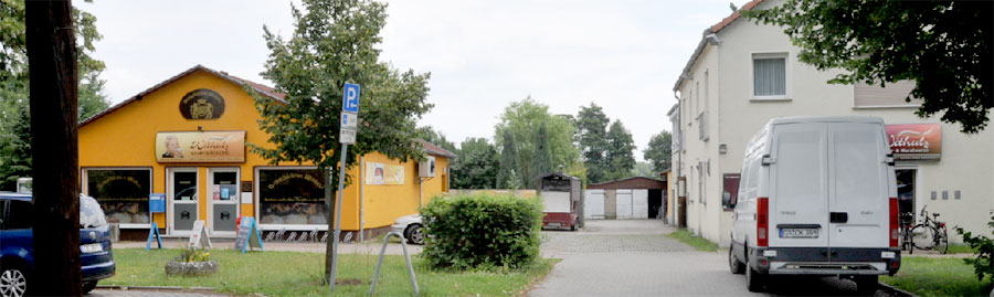 Beim Bäcker Withulz gegenüber der Kirche in Kahren hat Erwin Strittmater Anfang der 30er Jahre für etwa ein halbes Jahr gearbeitet. Die Backstube (im hellen Haus rechts) ist noch die gleiche wie damals, die Technik natürlich nicht  	Foto: Hnr.